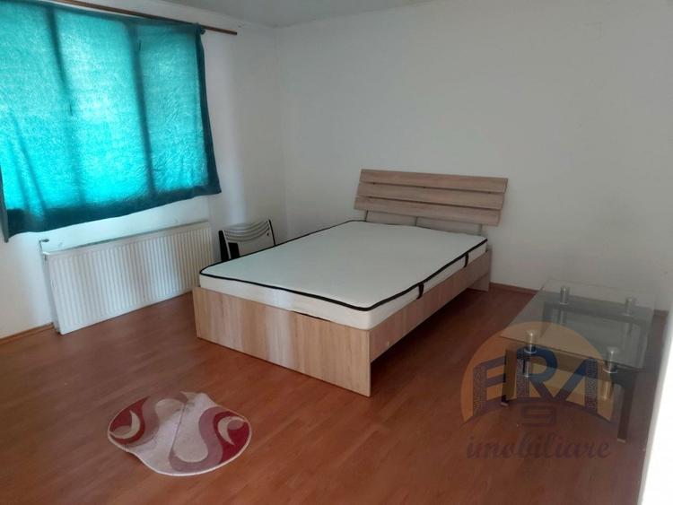 Casă individuală cu 9 camere cu Canalizare în Ineu