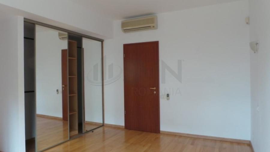 Apartament cu 4 camere decomandat în Aviatorilor