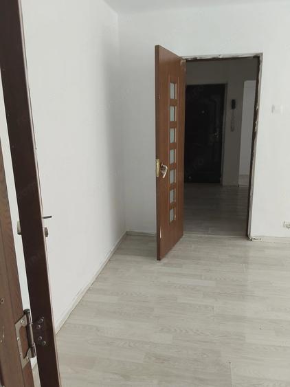 Apartament cu 3 camere semidecomandat în Liviu Rebreanu