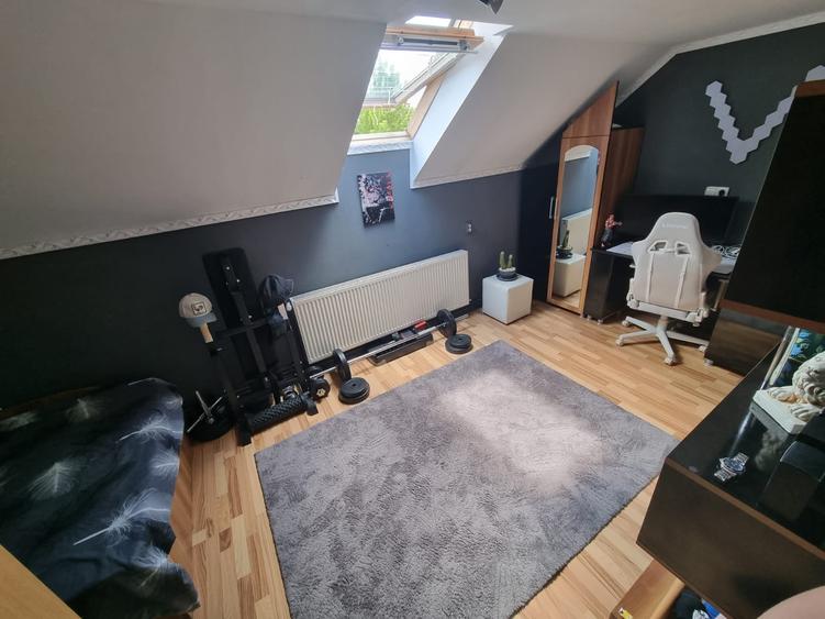 Casă individuală cu 8 camere cu Teren 250 Mp în Central