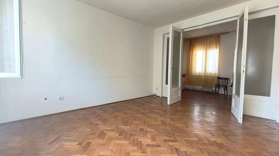 Apartament cu 4 camere semidecomandat în Piața Centrală