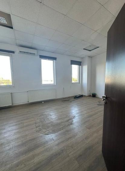 Spațiu comercial, de 1,000 mp, în Titan