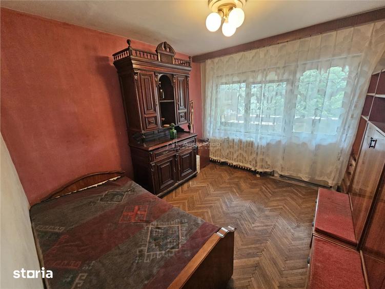 Apartament cu 3 camere semidecomandat, mobilat în Central