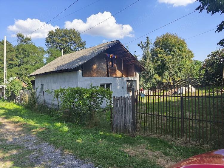 Casă cu 3 camere cu Teren 1000 Mp în Călinești
