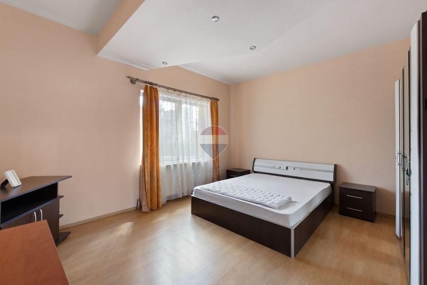 Apartament cu 3 camere decomandat, mobilat în Intim