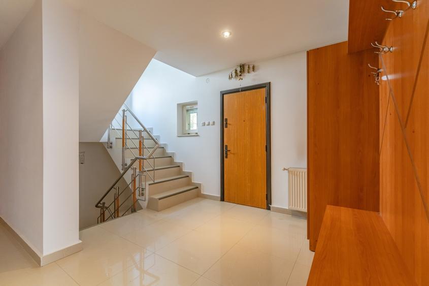 Duplex cu 6 camere cu Canalizare în Brebina