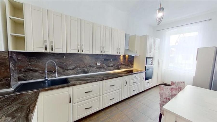 Casă cu 7 camere cu Canalizare în Exterior Est
