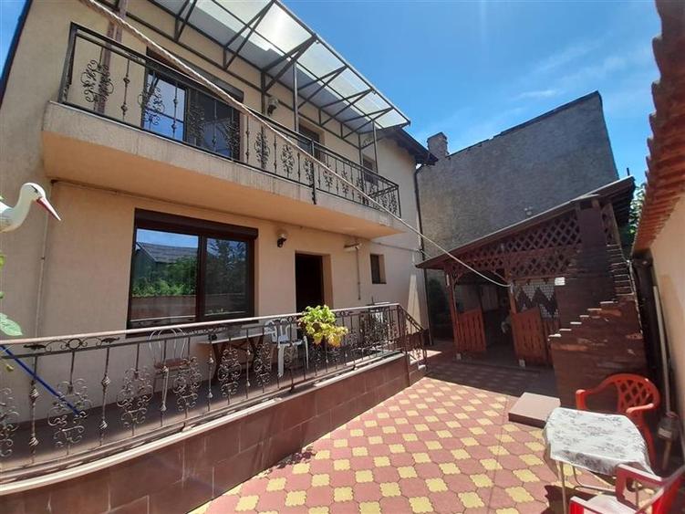 Casă cu 6 camere cu Teren 294 Mp în Central