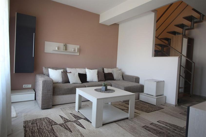 Apartament cu 5 camere decomandat în Aradului