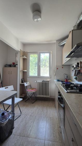Apartament cu 3 camere semidecomandat în Dristor