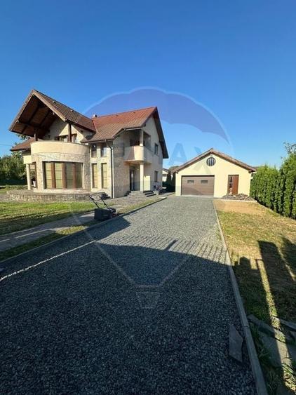 Casă individuală cu 5 camere cu Teren 700 Mp în Tăuții de Sus