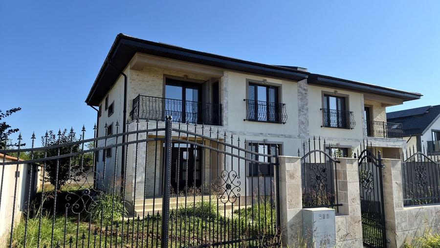 Casă cu 4 camere cu Canalizare în Est