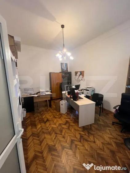 Casă cu 8 camere cu Teren 1000 Mp în Central