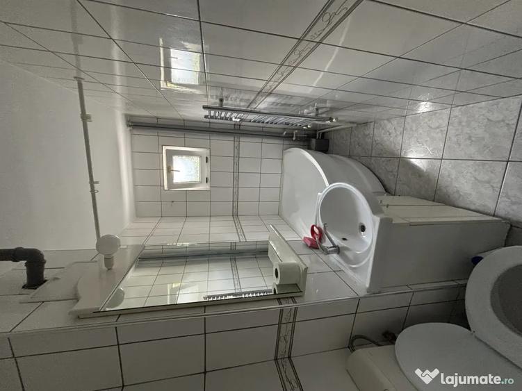 Apartament cu 4 camere semidecomandat, mobilat în Central