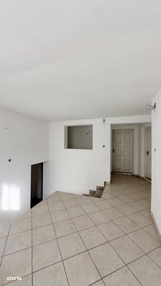Casă cu 4 camere în Proieni