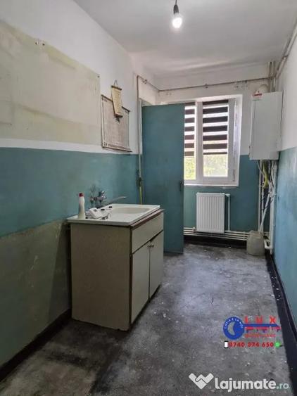 Apartament cu 3 camere decomandat în Piața Nouă