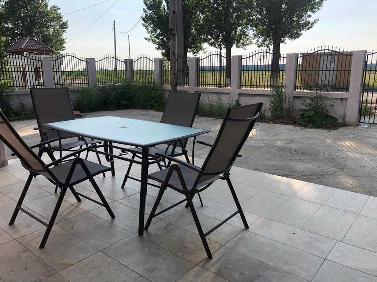 Casă cu 4 camere în Surlari