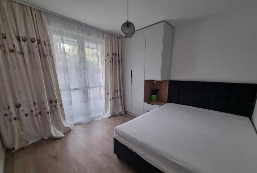 Apartament cu 3 camere semidecomandat, mobilat în Ștefan cel Mare
