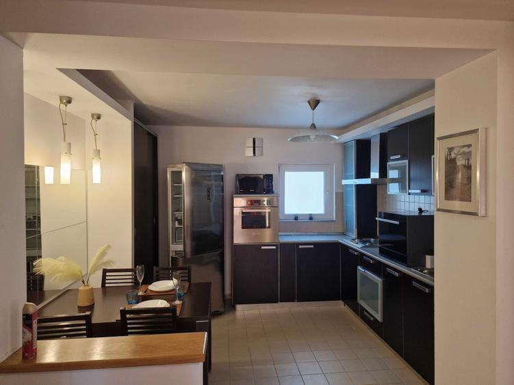 Apartament cu 4 camere decomandat în Decebal