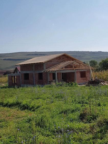 Casă cu 4 camere cu Teren 1800 Mp în Gădălin