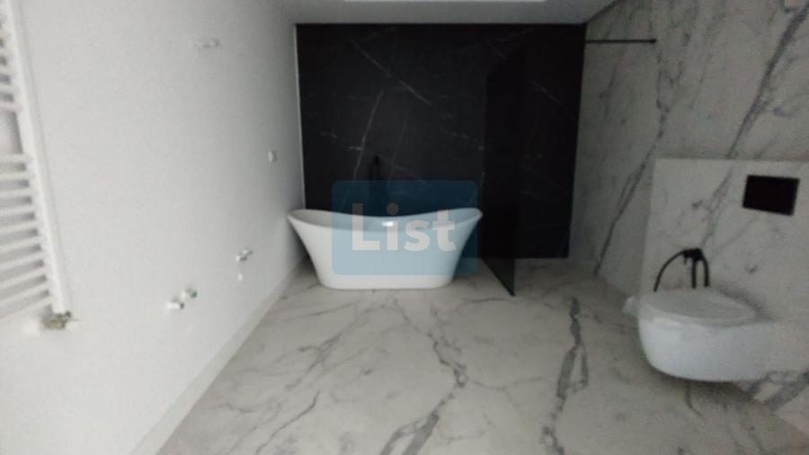 Penthouse cu 5 camere decomandat, mobilat în Nufărul