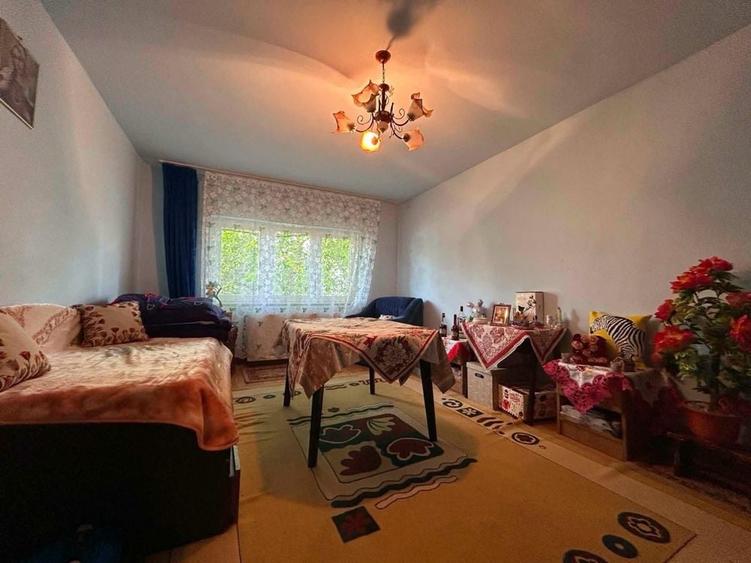 Apartament cu 4 camere semidecomandat în Central