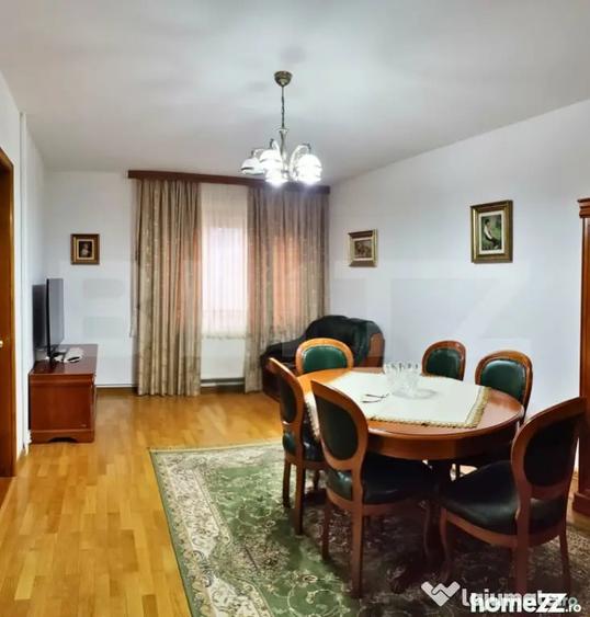 Casă cu 7 camere cu Teren 1178 Mp în Central