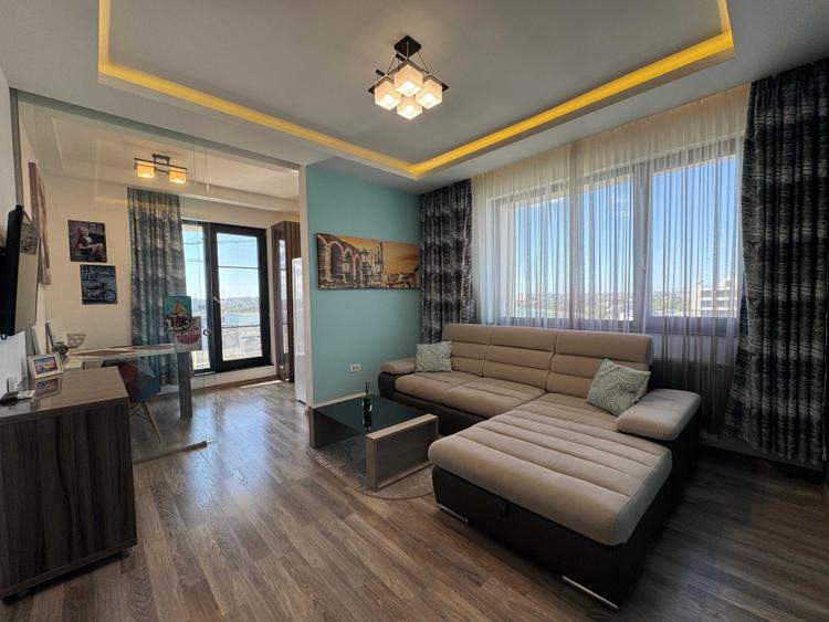 Apartament cu 2 camere semidecomandat, mobilat în Faleza Nord