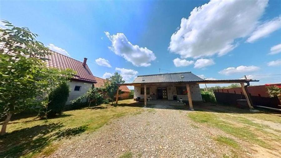 Casă individuală cu 2 camere cu Teren 719 Mp în Exterior Est