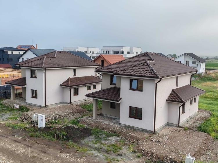 Casă cu 4 camere în Șura Mică