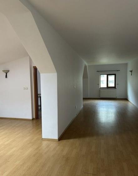 Casă individuală cu 5 camere cu Teren 250 Mp în Tei
