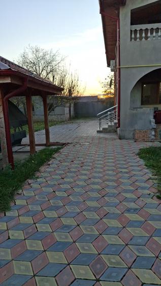 Casă cu 4 camere în Dascălu