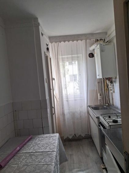 Apartament cu 3 camere semidecomandat în Dacia