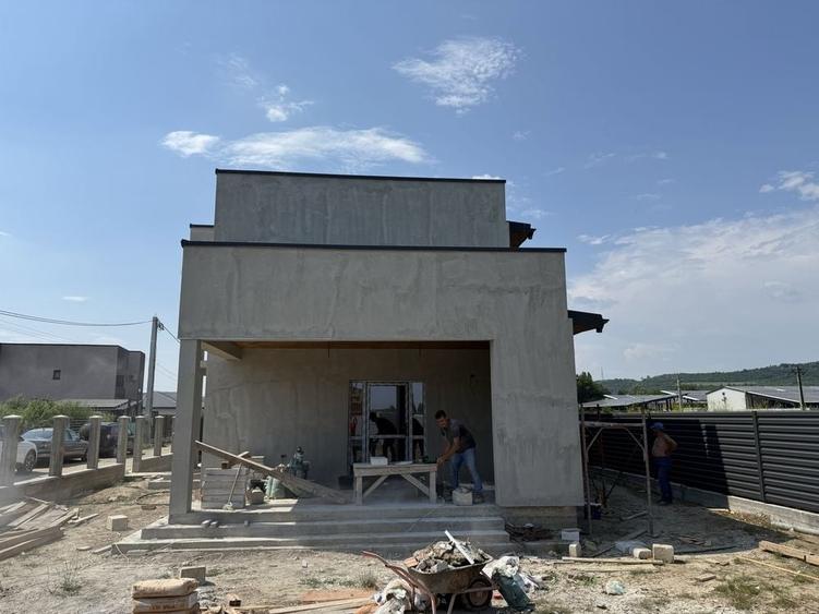 Casă cu 4 camere în Ștefănești