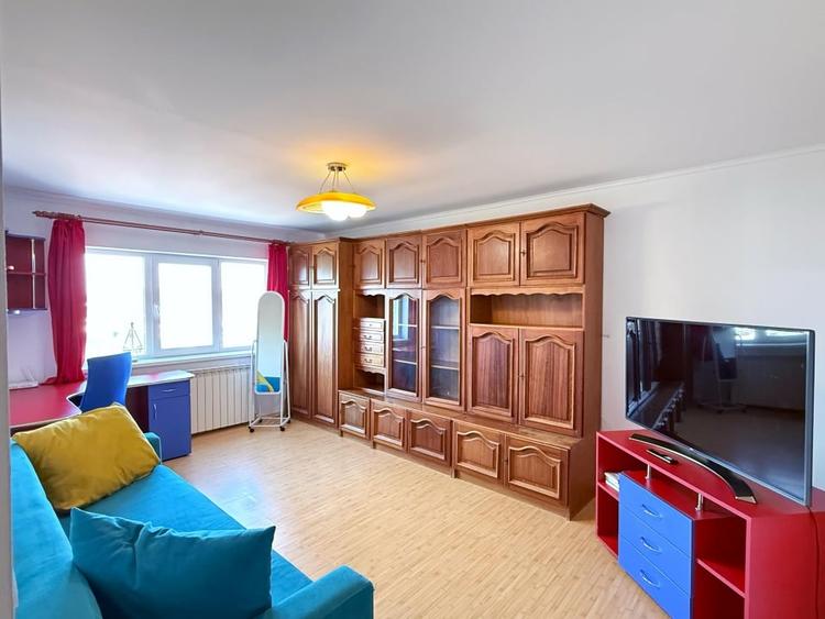 Apartament cu 3 camere semidecomandat, mobilat în Central
