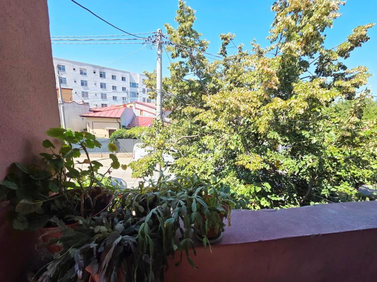Casă cu 7 camere cu Canalizare în Crângași