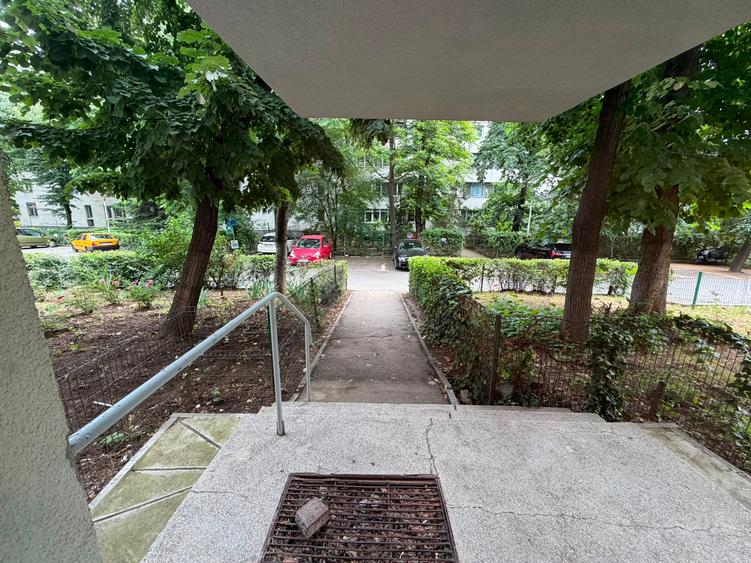 Apartament cu 3 camere semidecomandat în Titan
