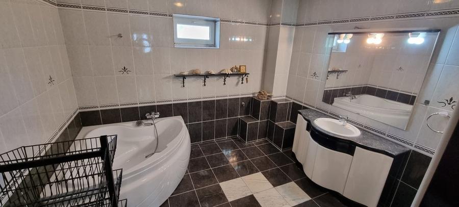 Casă individuală cu 7 camere cu Teren 1000 Mp în Central
