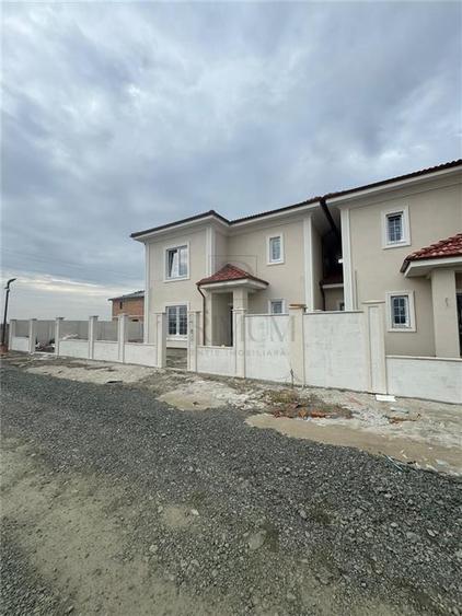 Casă individuală cu 4 camere cu Canalizare în Moșnița Nouă