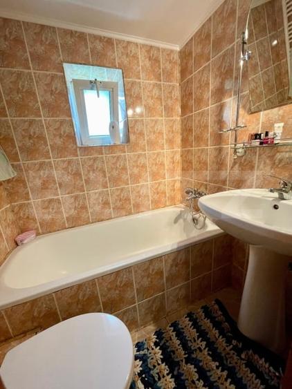 Casă individuală cu 6 camere cu Canalizare în Central