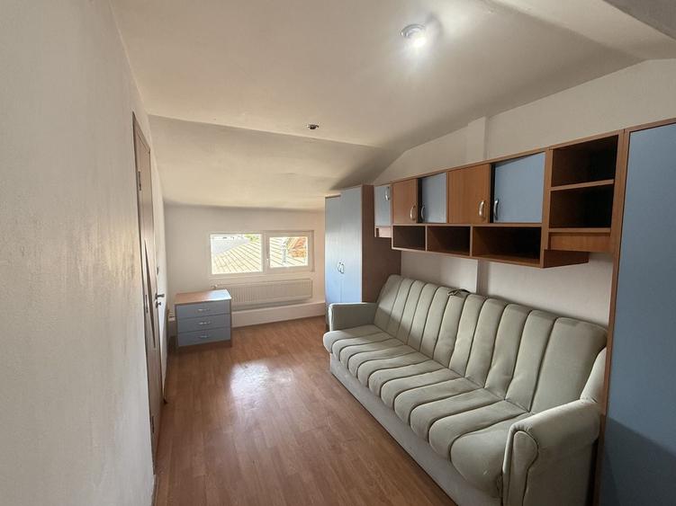 Apartament cu 4 camere semidecomandat, mobilat în Aradului