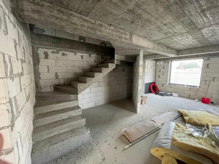 Duplex cu 4 camere cu Canalizare în Palazu Mare