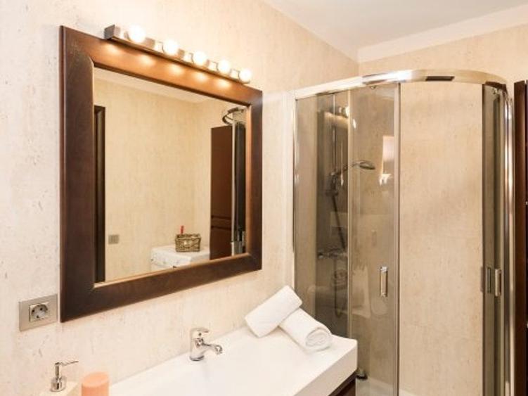 Apartament cu 3 camere decomandat, mobilat în Nordului
