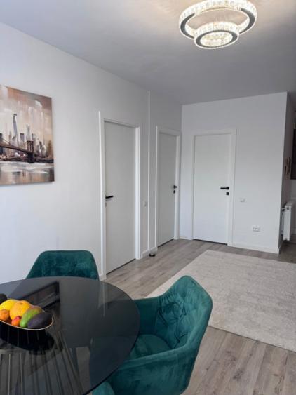 Apartament cu 3 camere semidecomandat în Dâmbul Rotund