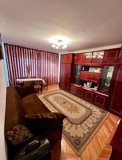 Apartament cu 3 camere decomandat, mobilat în Periferie