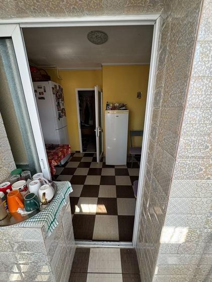 Apartament 3 camere decomandat- zona Poarta 6 - 10