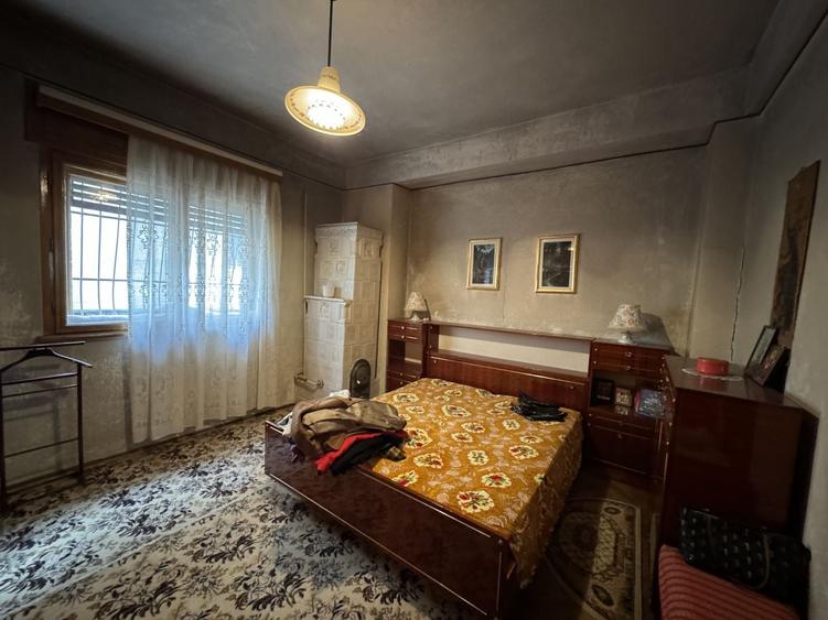 Casă individuală cu 7 camere cu Canalizare în Primăverii