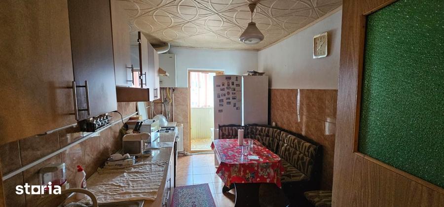 Apartament cu 3 camere decomandat în Sud