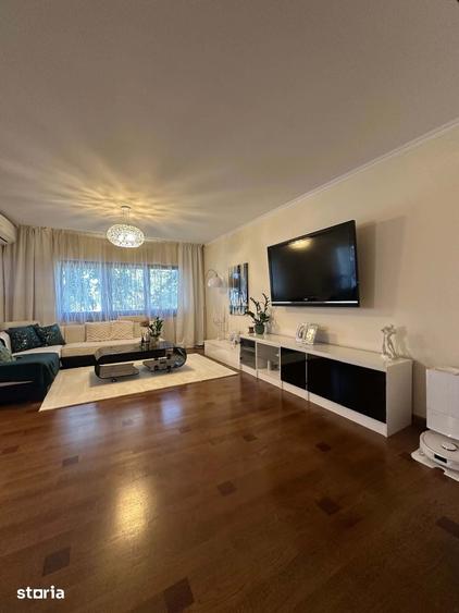 Apartament cu 5 camere decomandat în Soarelui