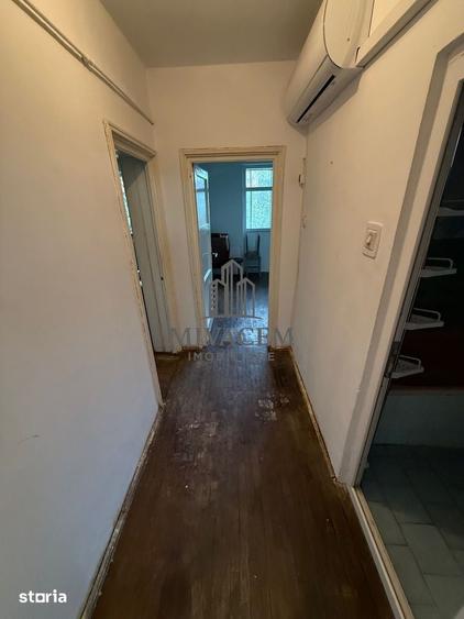 Apartament cu 3 camere semidecomandat în Calea București
